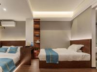 Tweepersoonskamer met 2 Aparte Bedden en Eigen Badkamer