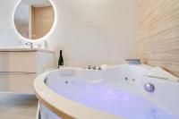 Elegant Jacuzzi Loft in Central Massena - Ferienwohnung Nizza