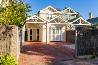 Modern & Convenient Family Home With Ample Amenities - Bed and Breakfast