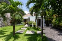 Villa Ilo Umalas Spacious 3-Bedroom Oasis with Huge Pool & Garden - Bed and Breakfast Seminyak