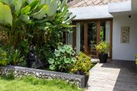 Villa Ilo Umalas Spacious 3-Bedroom Oasis with Huge Pool & Garden - B&B Seminyak