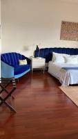 Zimmer mit Kingsize-Bett und Seeblick