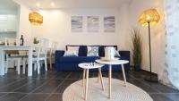 Seahomes Vacations - Beachside Apt with Pool - Bed and Breakfast Lloret de Mar