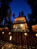 Moonridge Manor Modern, Cozy Retreat with Hottub! - Ferienwohnung