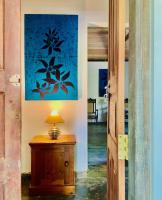 Suite con cama grande y balcón