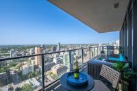 Executive Sky LUX - 2 BD 2BA Views Pool Patio & Gym - B&B Calgary
