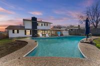 Poolside Retreat in Central SA - Chambres d’hôtes San Antonio