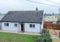 NEW 3-Bed Bungalow w On-site Parking, Fast WIFI - Bed and Breakfast Down Hatherley