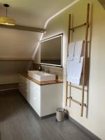 Zimmer mit Kingsize-Bett und Poolblick