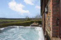 Hot Tub Bungalow - Close to Portreath - Free WiFi - Free Parking - Pet Friendly - Chambres d'hôtes Redruth