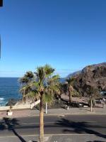 Ocean View Two Bedroom Apartment in Los Gigantes With Balcony And Pool - Chambres d'hôtes Puerto de Santiago