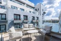 Designer seaside 2BR APT with WIFI and AC & comfy beds by 360 Estates - B&B Il-Gżira