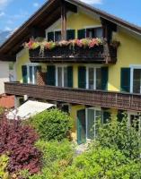 Haus Schmidhuber Ferienwohnung 1 mit 2 Schlafzimmern und Terrasse - Bed and Breakfast Grossgmain