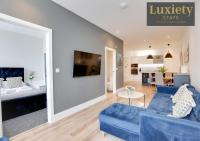 Chic & Stylish 1BR Nr Cliffs Pavillion & Westcliff Beach! by Luxiety Stays Serviced Accommodation - B&B