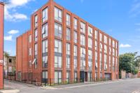 Stylish 2 Bedroom Apartment, free parking, L3 Area, Close to City Centre, Sleeps 4 - B&B