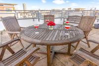 Luxury suite in stunning penthouse with city views - B&B