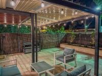 Bright & Airy Adelaide Retreat with Courtyard - Bed and Breakfast North Adelaide