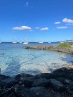 Charmant studio à la marina, 3min à pieds de la plage! - B&B Les Trois-Îlets