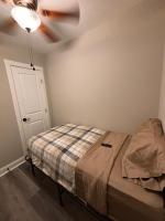 Modern Comfort in Historic East Baltimore Stylish 3BR Row Home - Chambres d’hôtes Baltimore