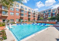 Stylish 1BR Retreat with Pool & Gym - B&B Frisco