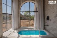 StayVista at Vanya Veda with Bathtub, Pool & Lawn - Chambres d’hôtes Rāma