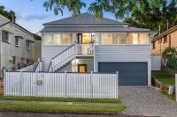 Luxury Queenslander Awaits! Sleeps 8, 3 car parks - B&B Brisbane