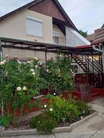 Györkös Apartman - Ferienwohnung Balatonszarszo