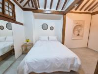 Hanok Entire House, Bukchon Hanok Village - B&B
