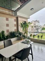 Cozy Room with Balcony Central 10mins to Airport Maihouse - Bed and Breakfast