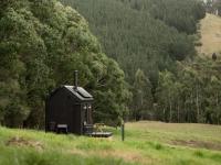 Off-Grid Cabin with Valley Views and Hot Tub - Velma - Chambres d'hôtes Tarra Valley