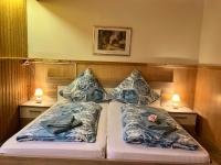 Zimmer mit Kingsize-Bett und Gartenblick. 