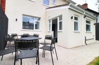 Large 5 Bedroom House - Harlequin Gardens by Tŷ SA - B&B