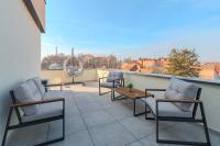 Chic Grey Escape - Central, Free Parking, Self Check-In - B&B Oradea