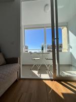 Modern apartment with pool and balcony - B&B