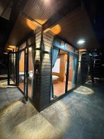 Zimmer mit Kingsize-Bett und Bergblick