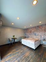 Zimmer mit Kingsize-Bett und Balkon