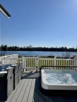 Medway Hot Tub Lodge - B&B