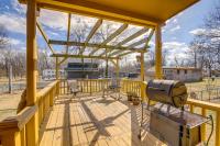 Deck & Fire Pit! Cabin Half-Mi to Tunica Lake - Ferienwohnung Tunica
