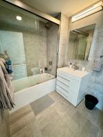 Peaceful Quiet Spacious New Modern Penthouse 3-Bedroom Apartment with a Balcony - B&B Brooklyn