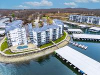 Lakefront 4BR Luxury Sleeps 13 Pool & Hot Tub - B&B Lake Ozark