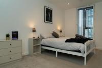 Modern 2 Bed Old Trafford Apt with 2 Bathrooms and Workspaces - Mediacityuk, Trafford Centre - FREE 1HR EARLY CHECK-IN - Chambres d'hôtes Manchester