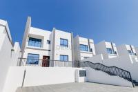 Overlooking Pool, Mountain and Sea 6BR Villa with Two Assistant Room, Heated Pool, BBQ Area, Al Dana Island, Fujairah by Deluxe Holiday Homes - Chambres d’hôtes Fujairah