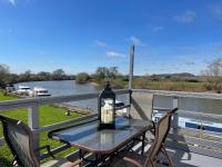 On the river Severn - Severnside Boat & Caravan Park, Caravan 9 - B&B