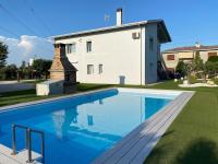 House with pool and park - Convenient for Venice and the sea! - B&B Camponogara