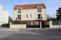 Appartement Luxe Floral Stay 15 Min To CDG And Paris - B&B Le Bourget