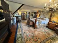 Zimmer mit Kingsize-Bett und Whirlpool