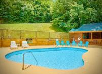Charming Cabin, Seasonal Decor & Pool, 3min to Pkwy, Grill, GameRoom, Wifi & Workstation, Sleeps 14 - B&B Pigeon Forge