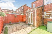 Entire 2 Bedroom House in Leeds City Centre - Free Parking & Free WiFi - B&B Knowsthorpe