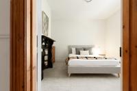 Charming 3-Bedroom Home with Sunroom & Parking - Bed and Breakfast Kings Park