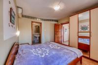 One-Bedroom Apartment with Balcony